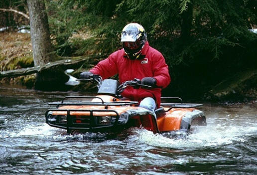 orange TRX 350 4x4 durchs Wasser